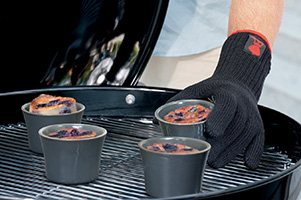 Weber Grillhandschuhe im Einsatz
